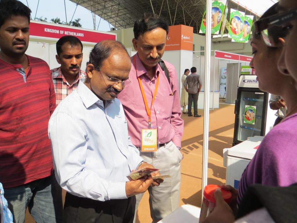 Hon'ble VC checks out a product